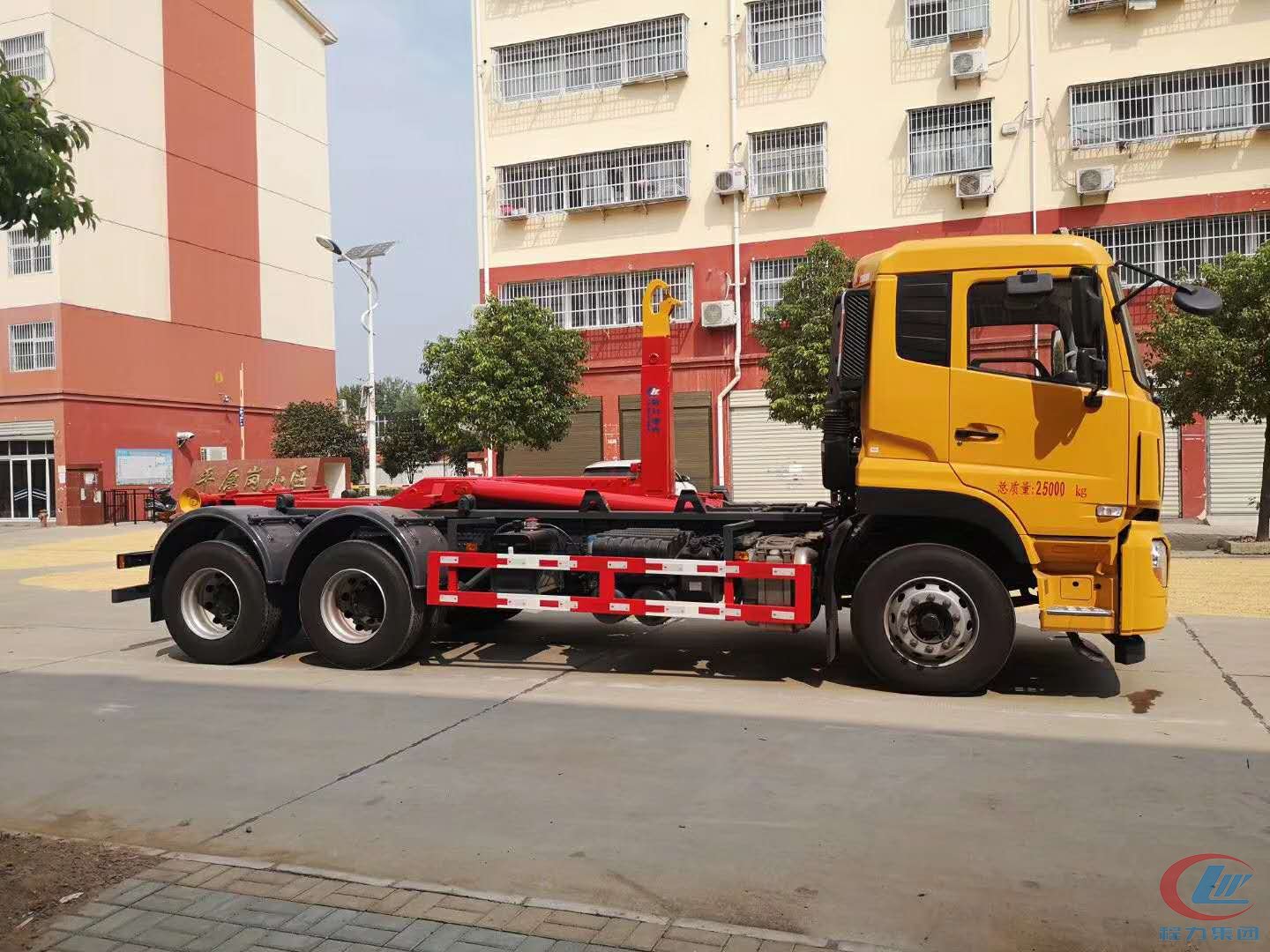 東風(fēng)天龍25噸國(guó)六鉤臂式垃圾車(chē)