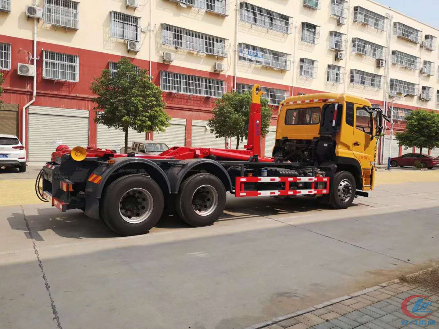 東風(fēng)天龍25噸國(guó)六鉤臂式垃圾車(chē)后方圖