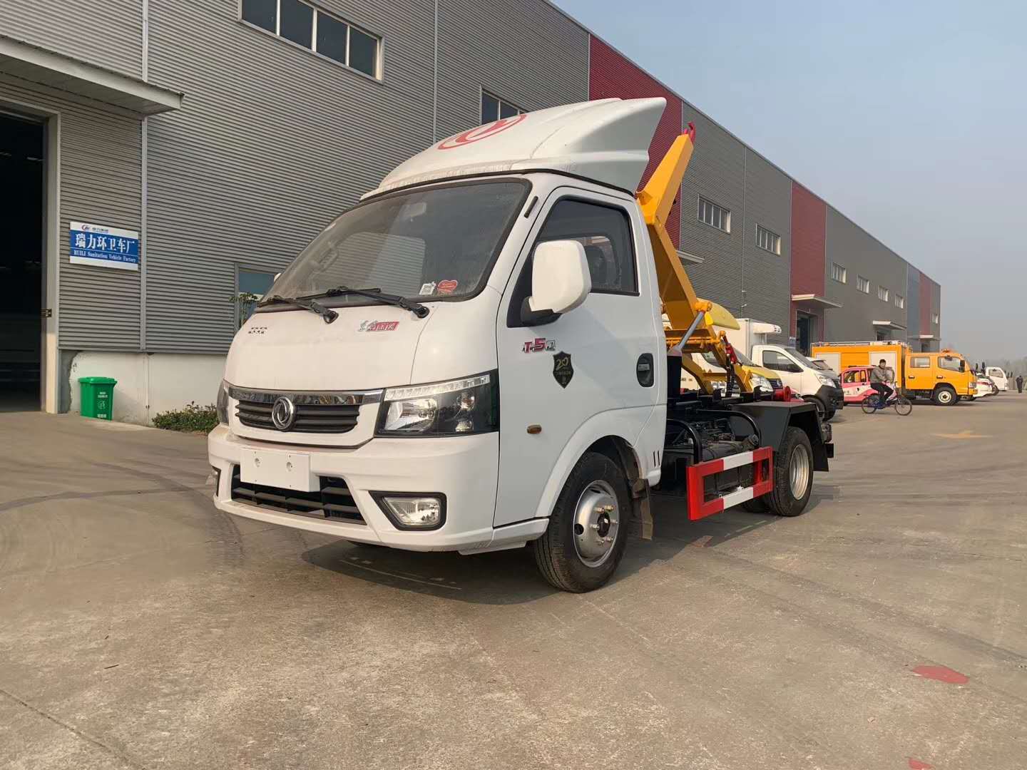 國六東風逸涂勾臂垃圾車