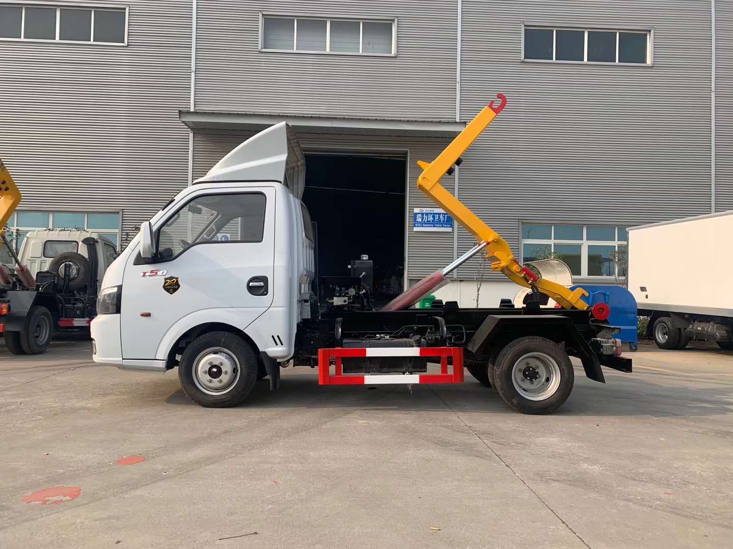 國六東風逸涂勾臂垃圾車
