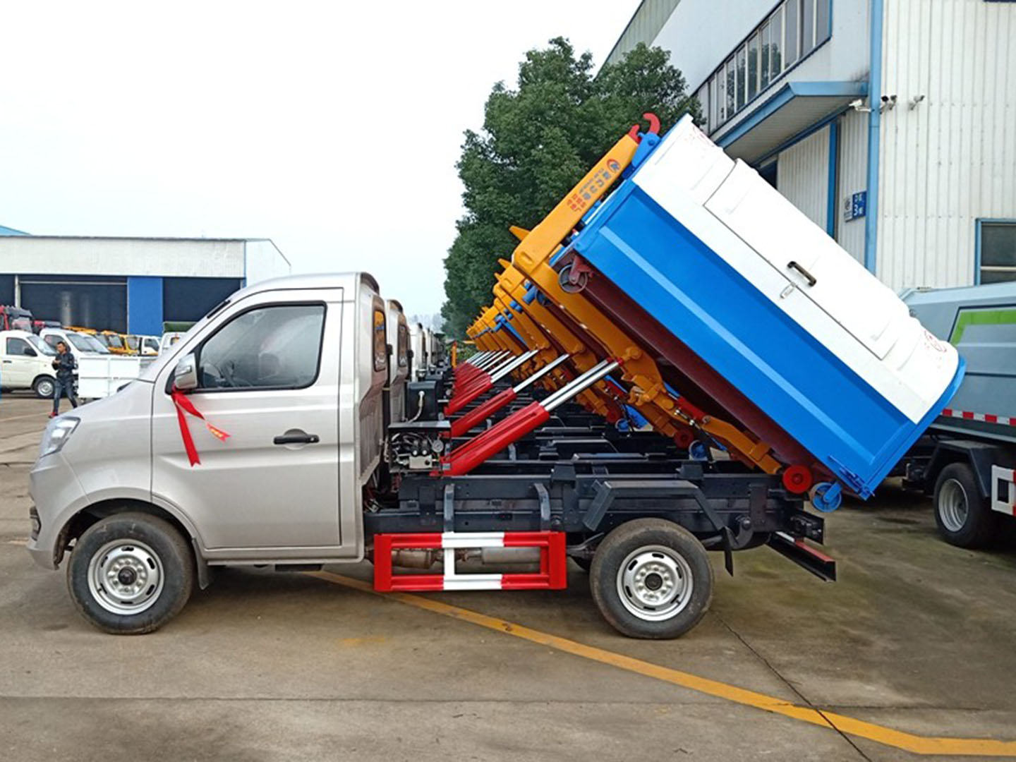 程力集團(tuán)國(guó)六長(zhǎng)安勾臂垃圾車(chē)批量發(fā)車(chē)