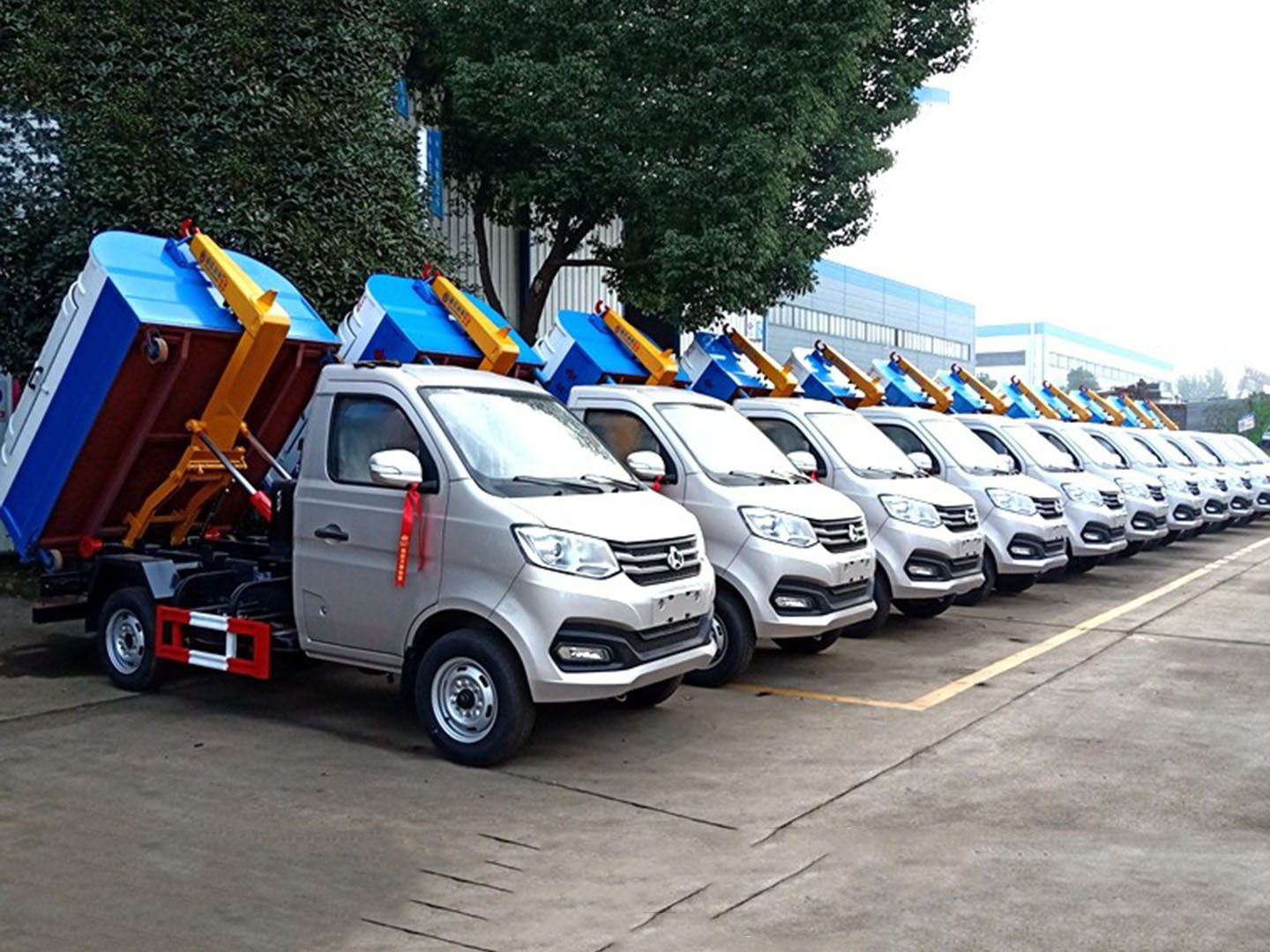程力集團(tuán)國(guó)六長(zhǎng)安勾臂垃圾車(chē)批量發(fā)車(chē)