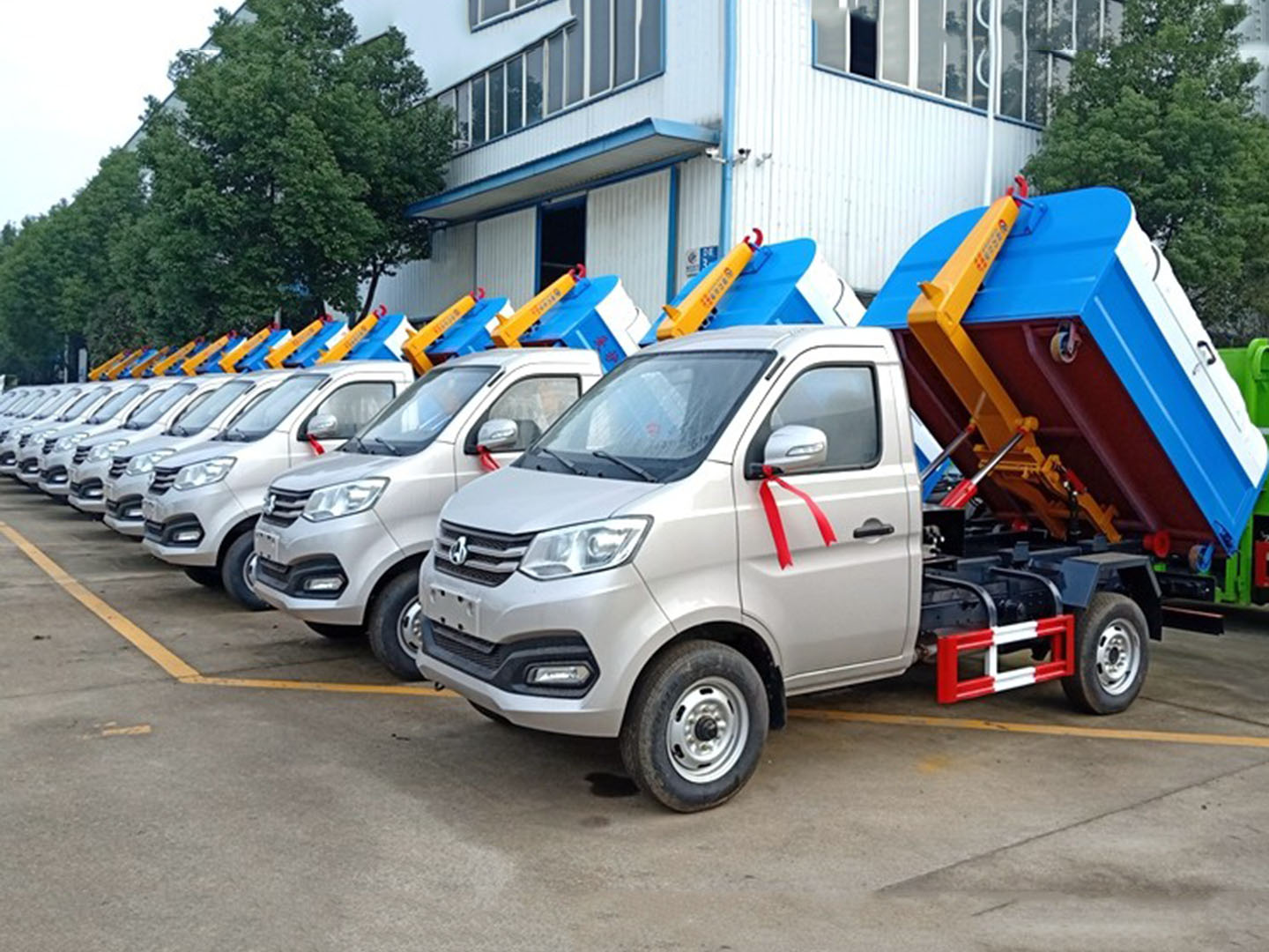 程力集團(tuán)國(guó)六長(zhǎng)安勾臂垃圾車(chē)批量發(fā)車(chē)