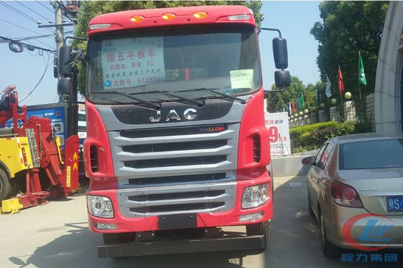 江淮前四后八（8x4）系列平板運輸車正面圖