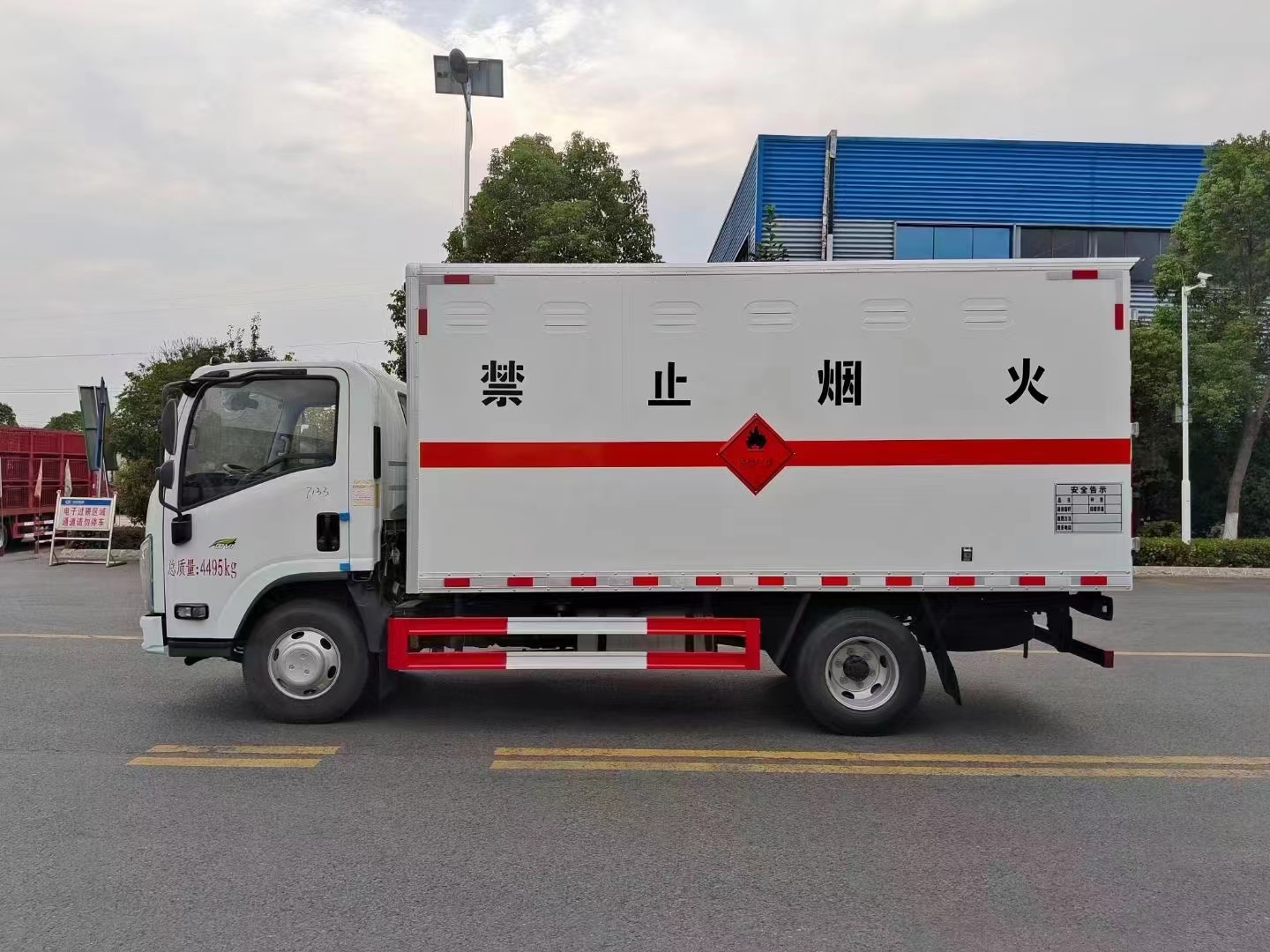程力集團(tuán)專用車系列五十鈴爆破器材運(yùn)輸車